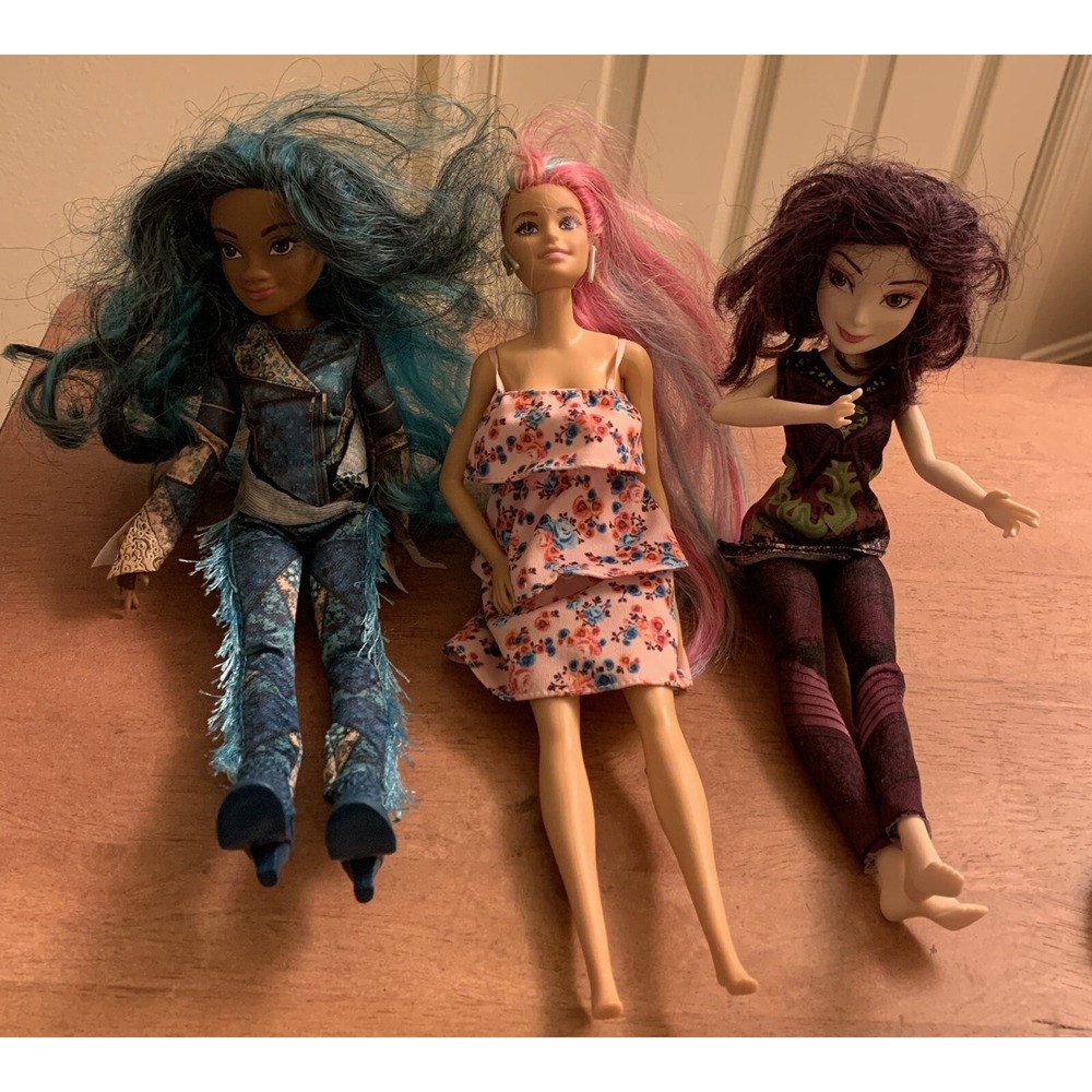 Lot Of 3 Dolls‎  1 2014 Hasbro Decendents Uma Doll Plus 2 Others.